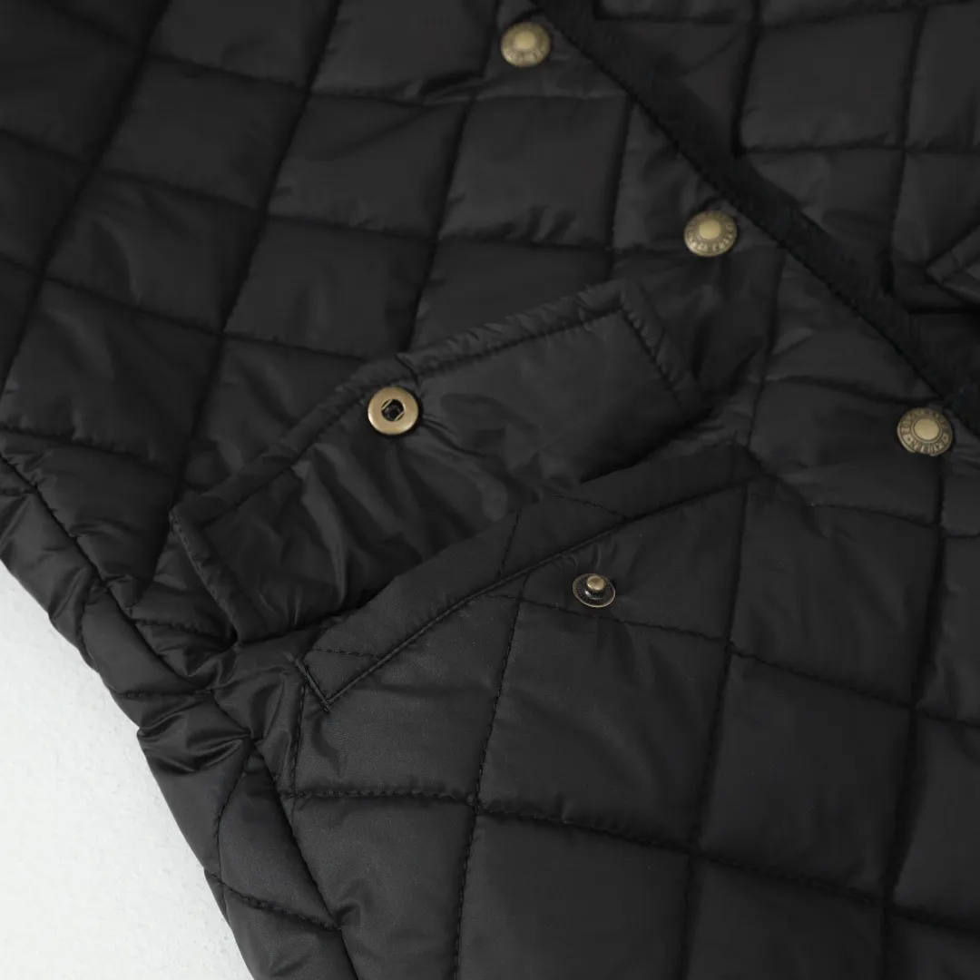 P350 #R53 Ralph Lauren Diamond Quilted Cotton Clothes Women's Tops Retro college style, classic diamond quilting, retro and warmth coexist. When delicate quilting stitches meet the three-dimensional diamond pattern, a warm cotton jacket with a college atmosphere. Exquisite details interpret autumn and winter textured outfits. 4-color versatile style, easy to control various occasions. Black classic｜Low-key high-end that never goes wrong Navy blue is calm | Quiet and intellectual temperament; Khaki is gentle | Creates a warm retro atmosphere; White is fresh | A touch of light halo in winter. Ingenuity is evident in the details, and the quality is at your fingertips. Customized metal buttons embellish the placket. Exquisite embroidery on the chest highlights the brand genes. 120g high-fill cotton is evenly filled. Commuting scene: Pair with straight trousers + loafers. Casual everyday: layered knitted skirt + short boots. College style: combination of jeans + canvas shoes. This winter, let the diamond pattern add elegance to you. Use a classic cotton coat to write your own retro fashion narrative. Color: Navy blue, black, white, khaki. Size: S M L XL. Bust: 107 111 115 119. Length: 65 66 67 68 Sleeve length: 64 64 64 64 Shoulder width: 42 43 44 45 S size: recommended within 100 catties M size: recommended within 120 catties L size: recommended within 140 catties XL size: recommended within 160 catties